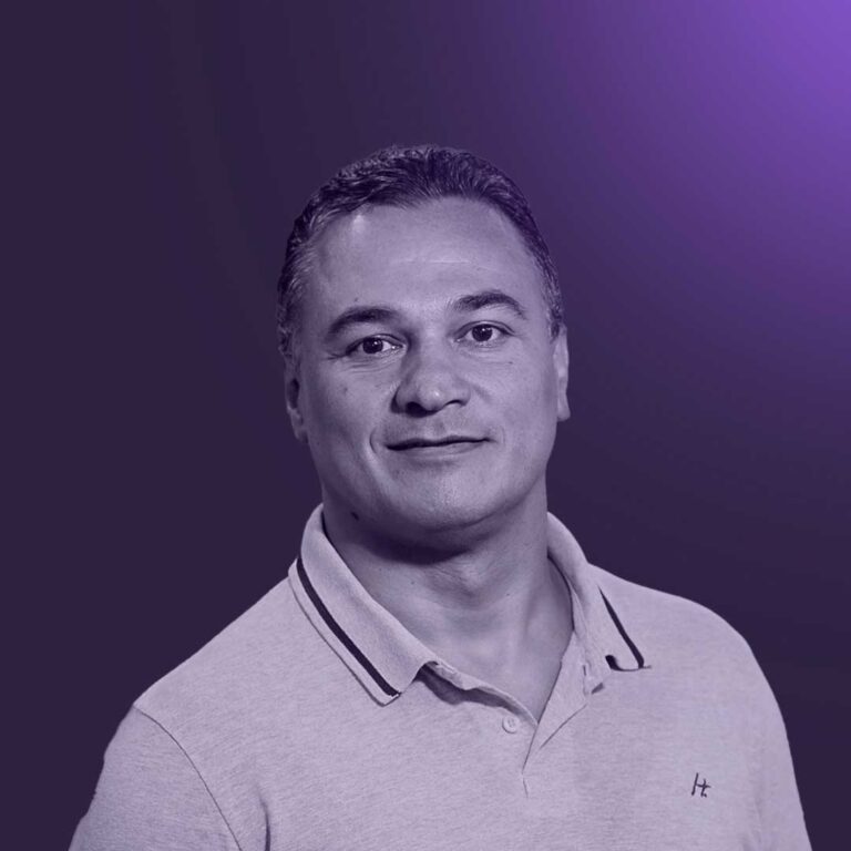 Photo of Professor Luciano Galdino against a background with a purple gradient and a filter on his purple image