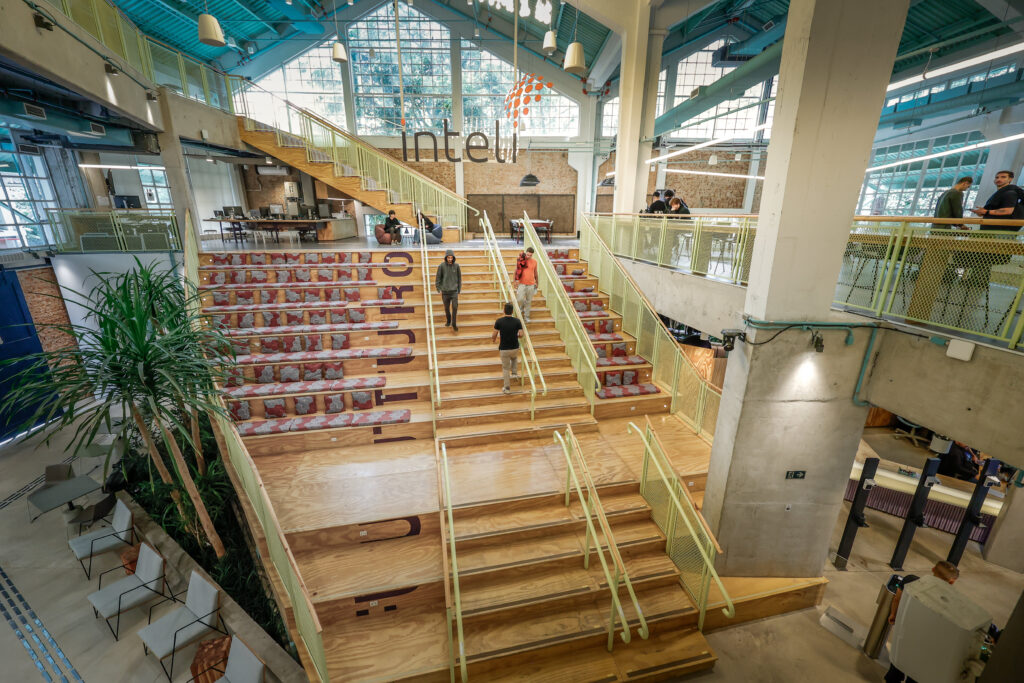 Uma análise dos achados da PwC e de como o MBA em IA e Dados para Negócios do Inteli prepara líderes para tomar decisões melhores, escalar soluções e conectar dados ao impacto real.