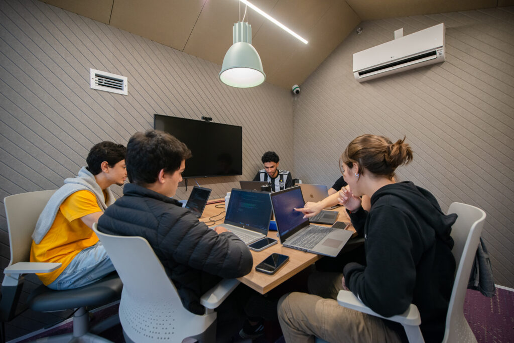 Estudantes do Inteli programando em equipe  