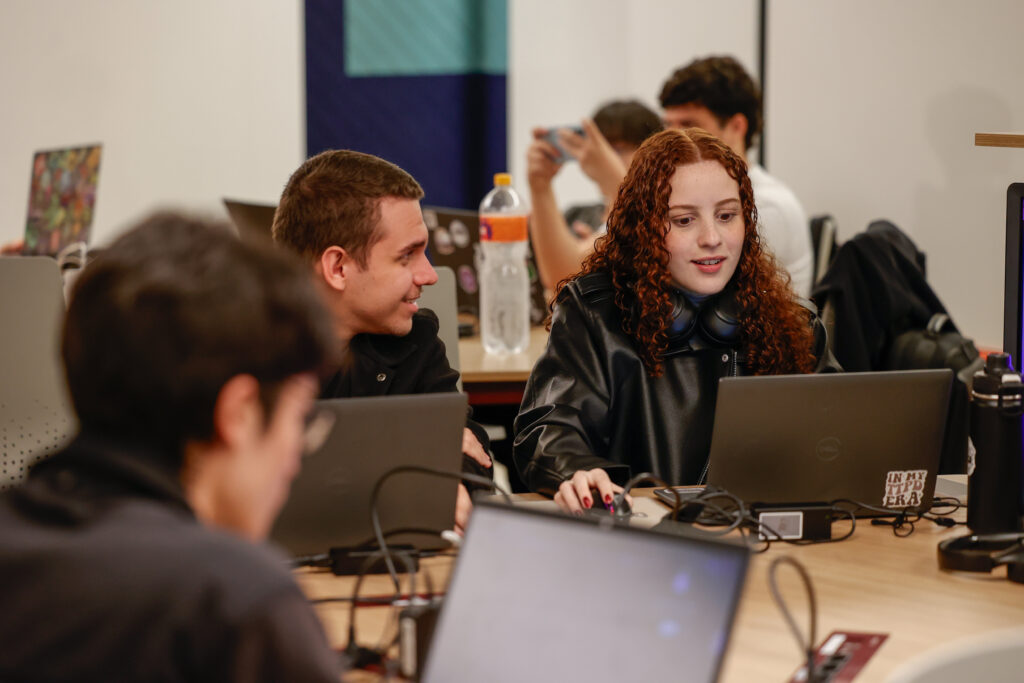 Find out what a computer scientist does, their areas of expertise and how Inteli's course prepares you to innovate and lead in the technology market.