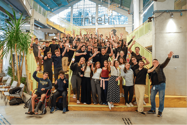 Inteli students on the steps